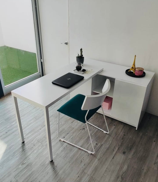 El mueble ALFIE es tan versátil que lo puedes utilizar como escritorio o área de estudio.